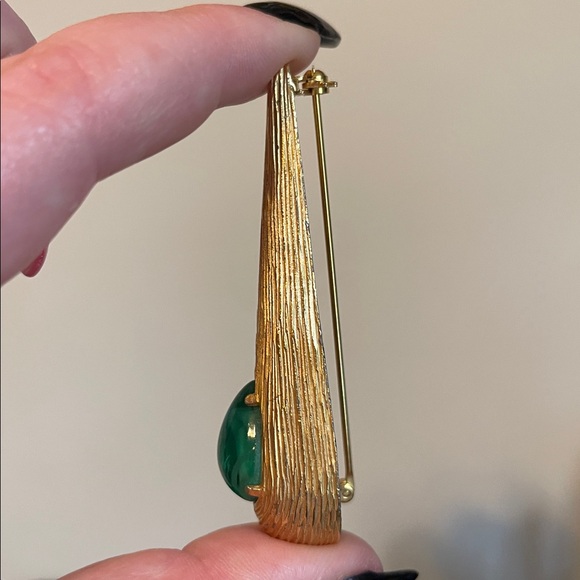 Mid-Century Modern Green Swirled Glass Cabochon Teardrop Brooch - Picture 8 of 8